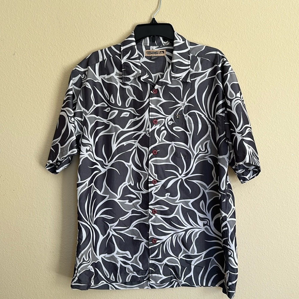 Quiksilver floral button down collar shirt size M